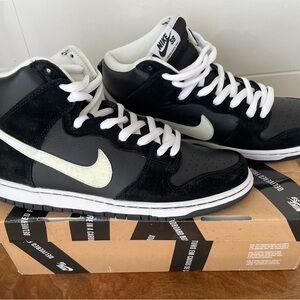 Nike Black and White Sneakers High-Top Classic